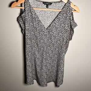 Women's Express Short Sleeve With Peek A Boo Shoulders‎ Size Medium